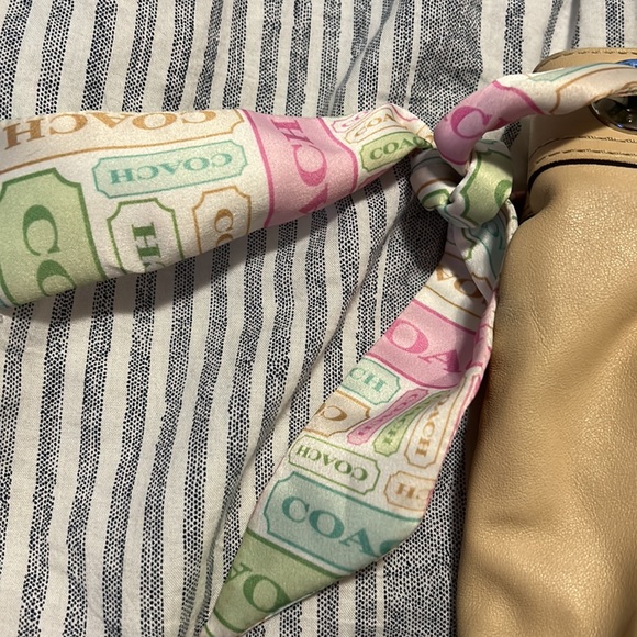 Tan coach purse - Picture 2 of 7